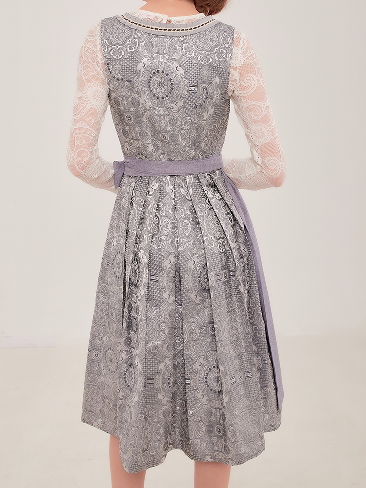 Elegantes graues Dirndl mit modernem Schnitt