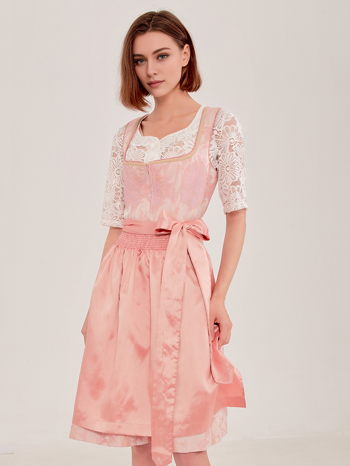 Modernes Dirndl in hellblau