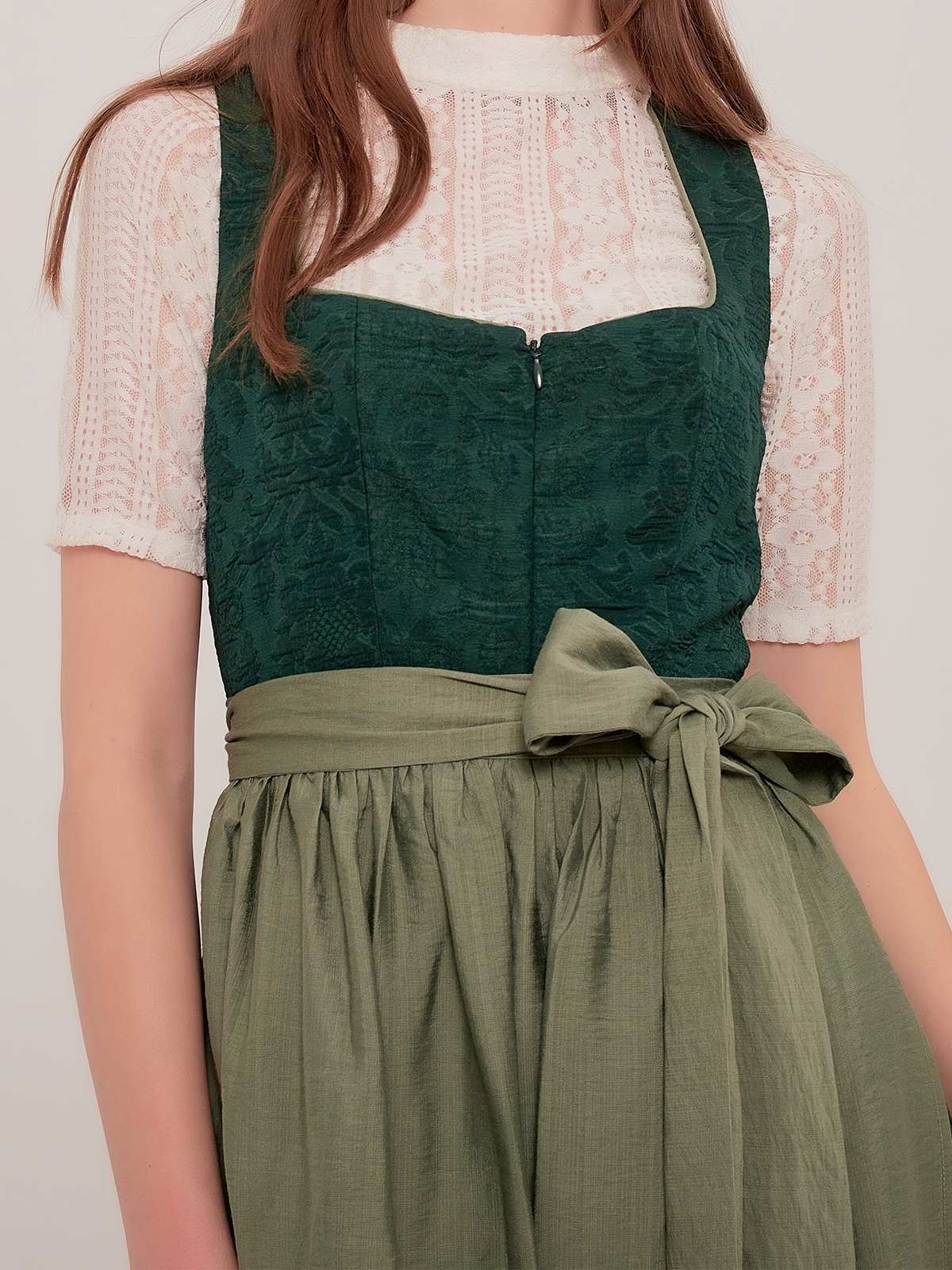 Elegante grüne Trachtenbluse mit Spitze