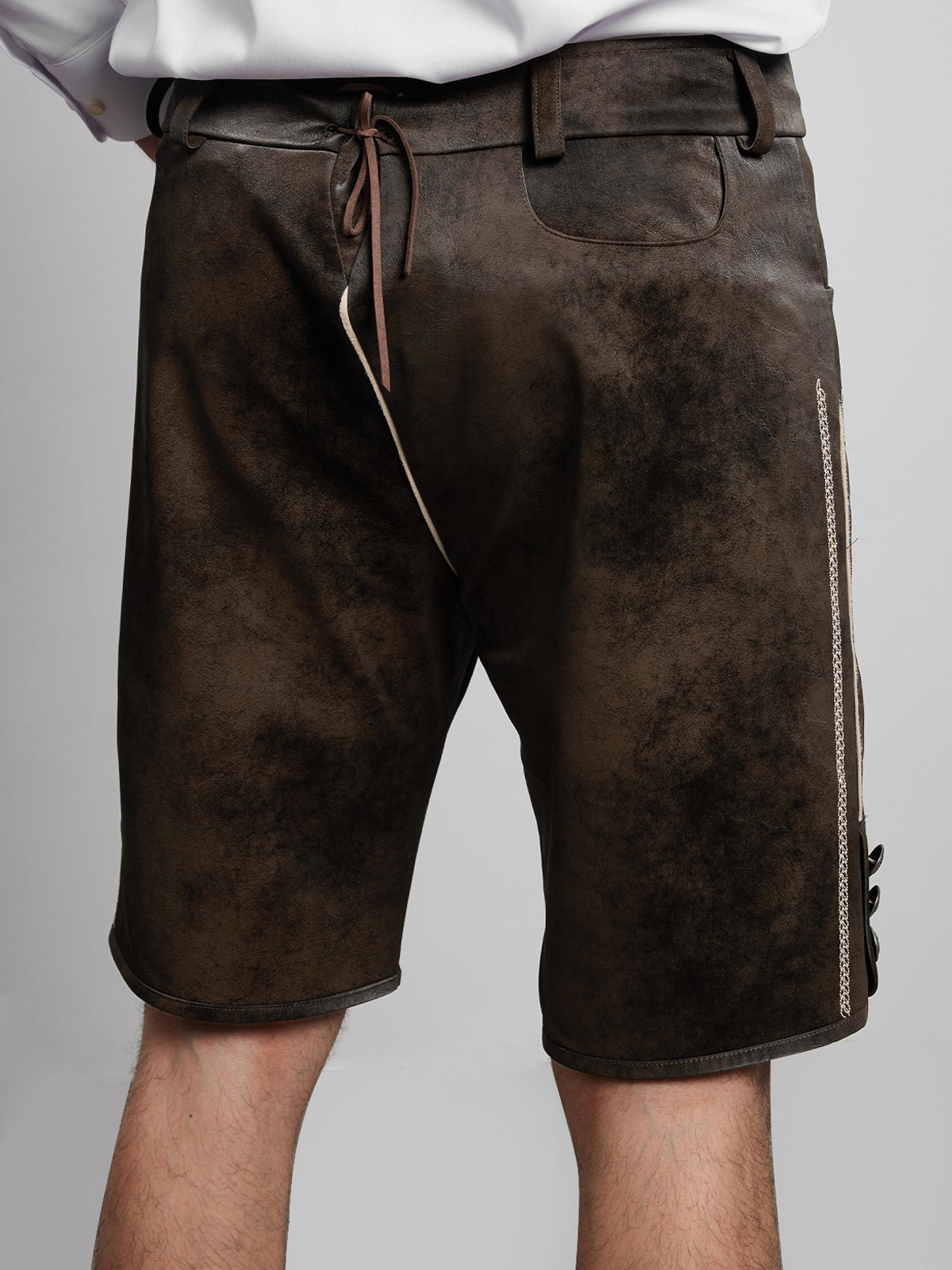 Braunes Lederhosen-Outfit mit Dirndl