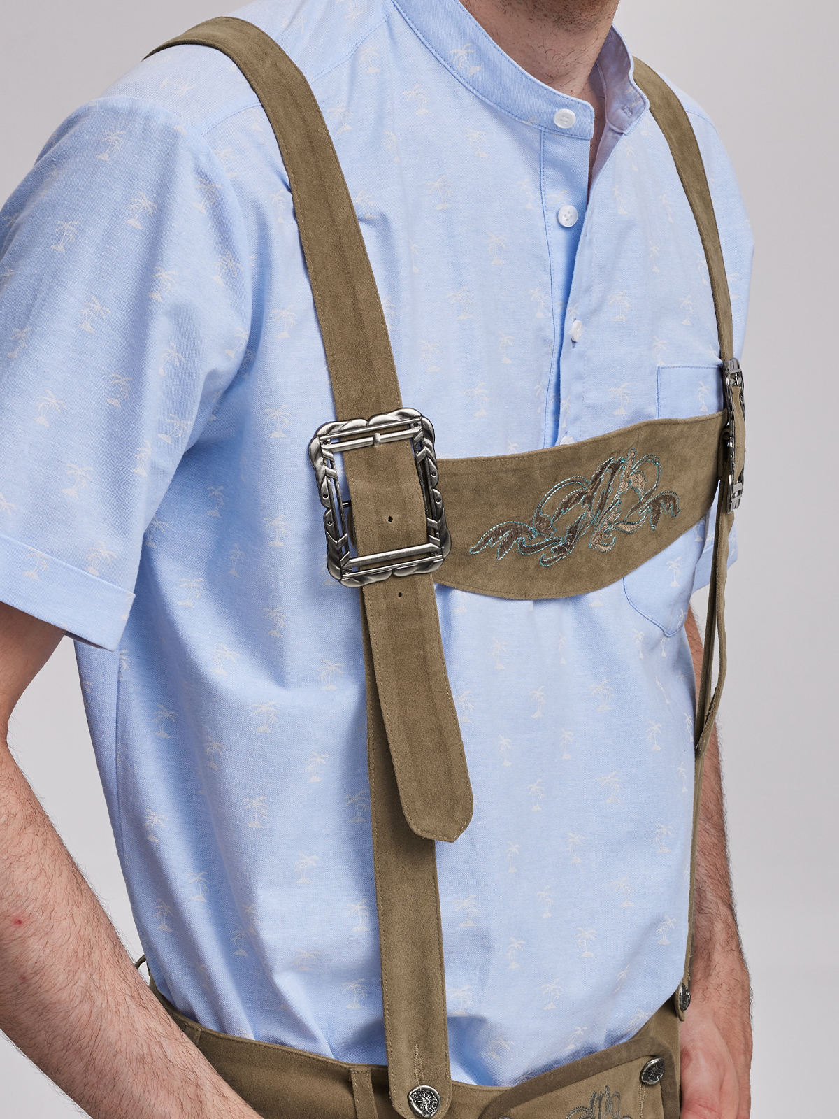 Dirndl in Braun mit Lederhose – ein stilvoller Kontrast