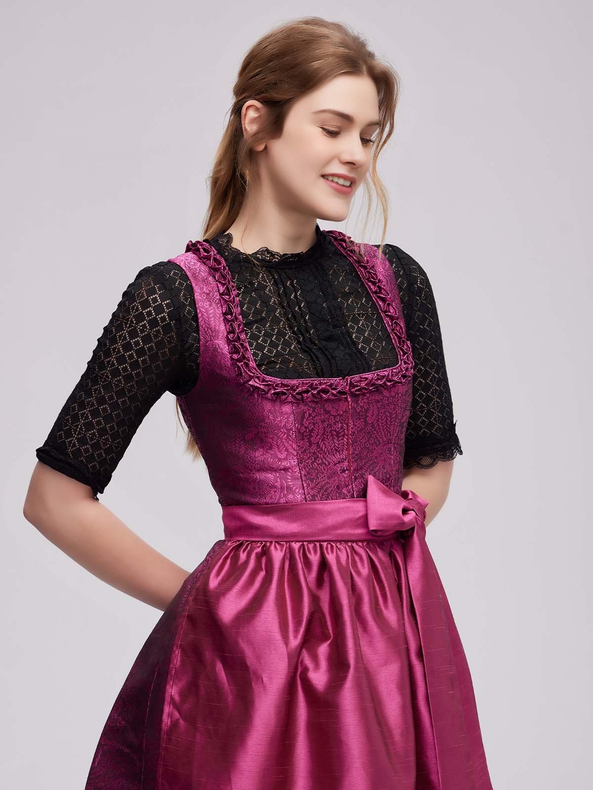 Modernes Dirndl in Rosé – minimalistisch und elegant