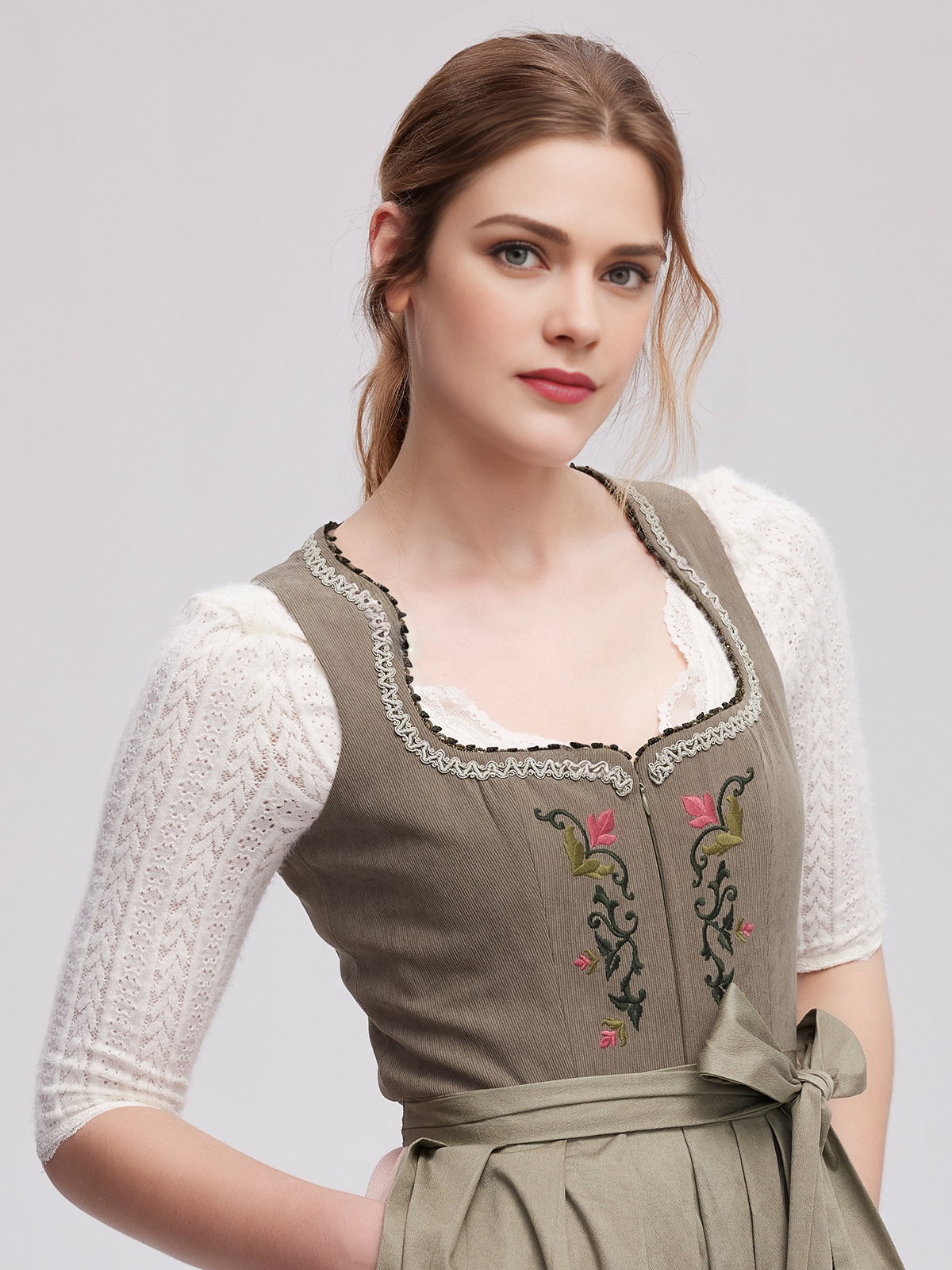 Modernes blaues Dirndl in Samt-Optik