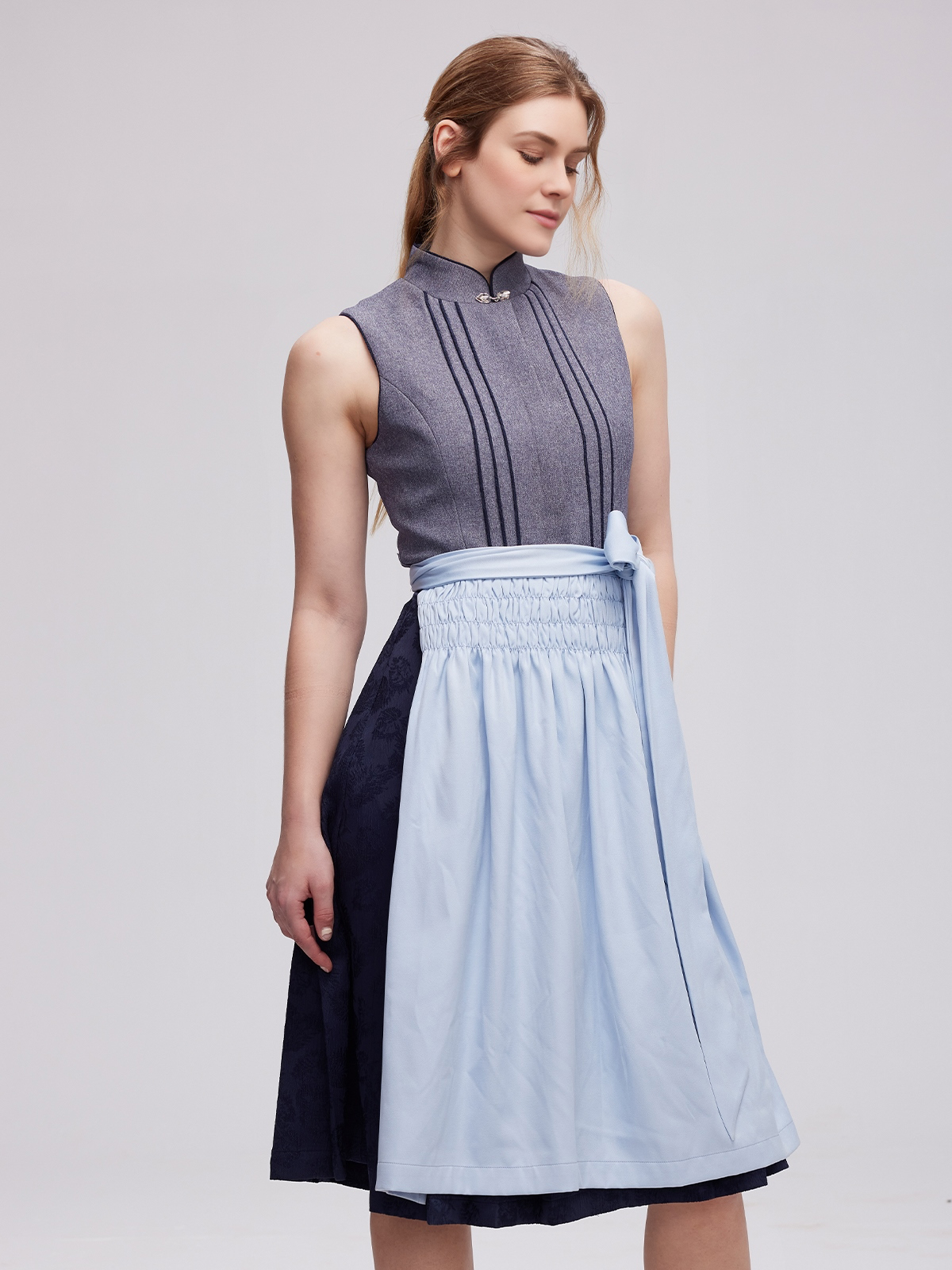 Graues Dirndl mit perfekter Passform