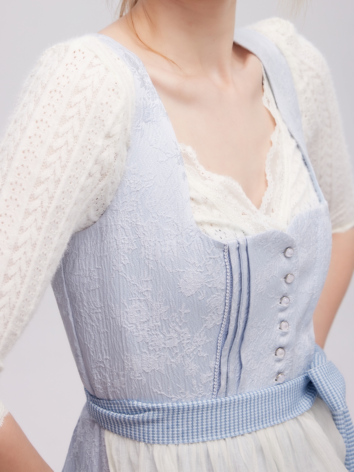 Dirndlbluse in Blau mit traditionellem Design