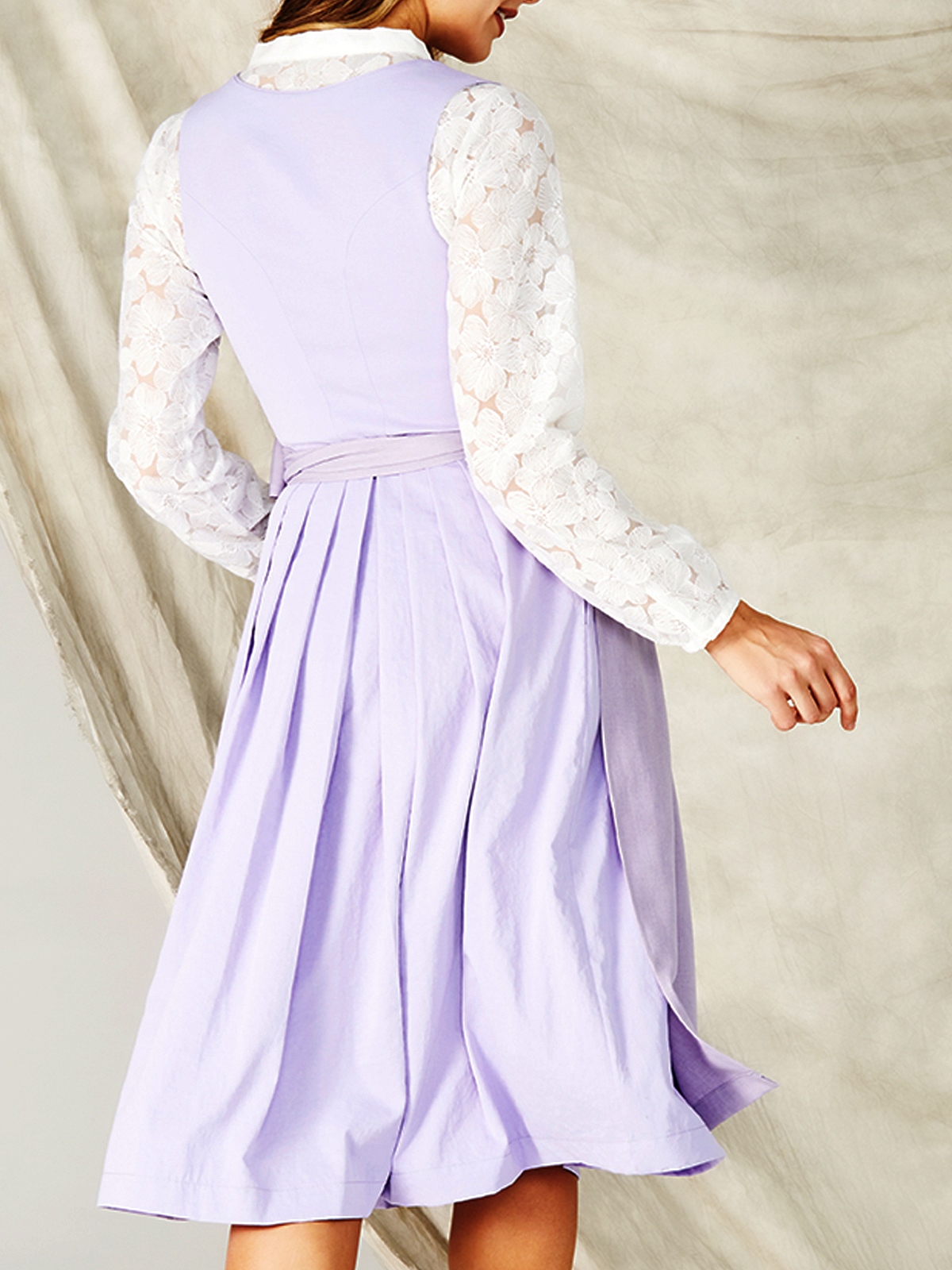 Modernes Dirndl in Lila – perfekt für den urbanen Style