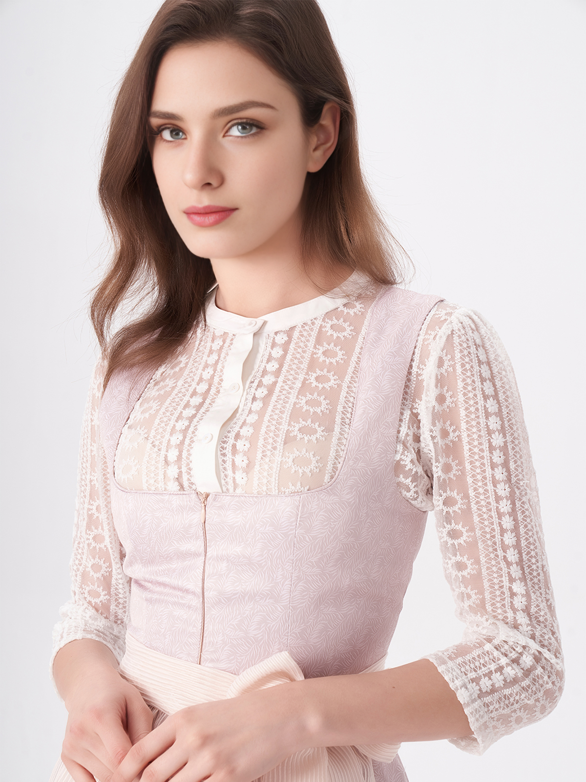 Ein modernes Dirndl in Rosa mit taillierter Silhouette