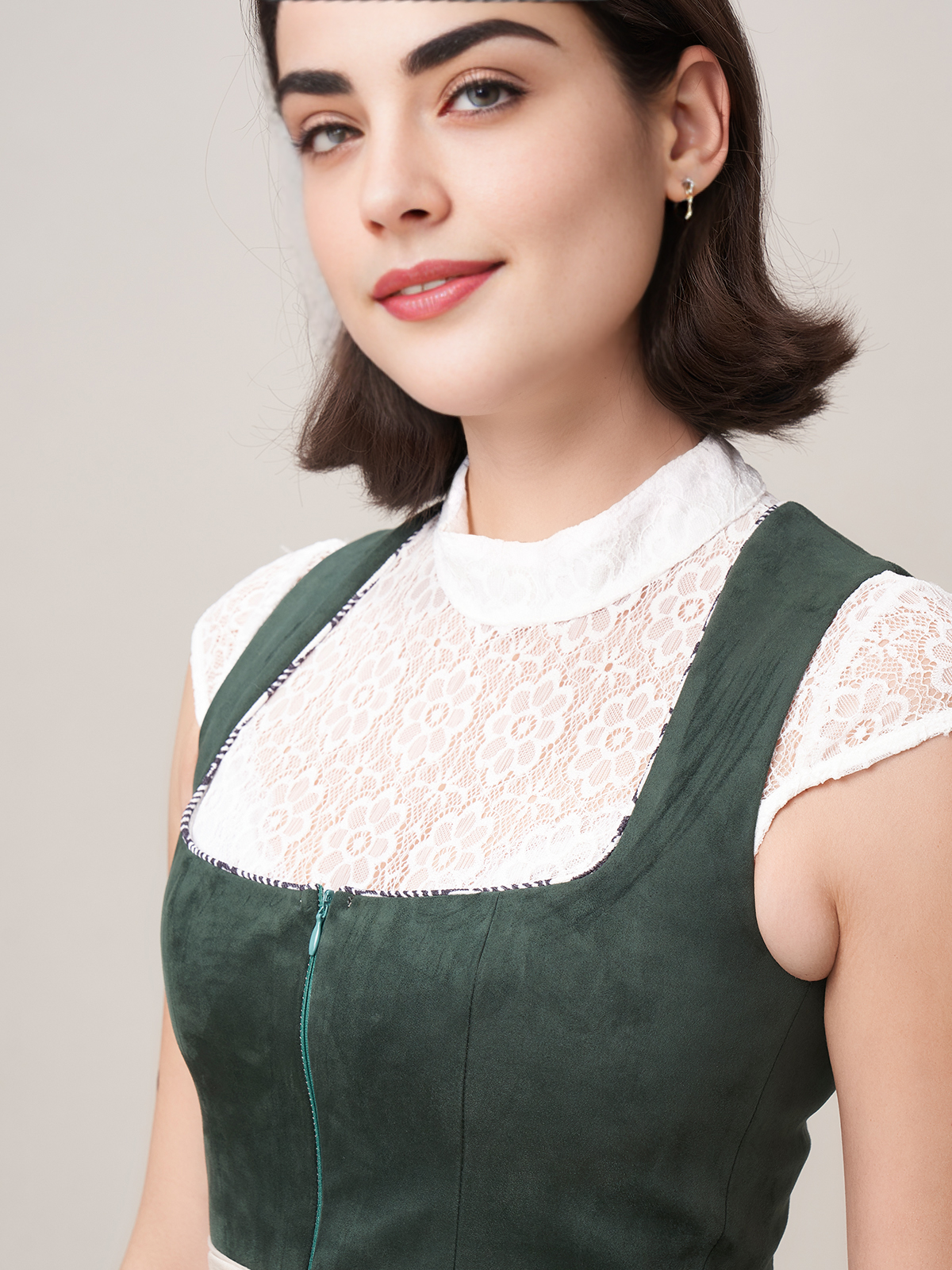 Modernes grünes Dirndl mit schlanker Silhouette