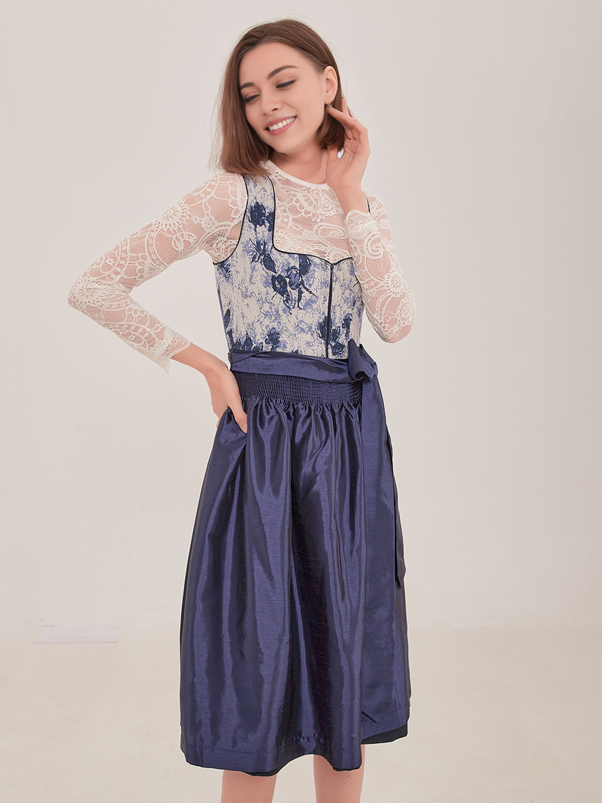 Dirndl in Beige und Schwarz