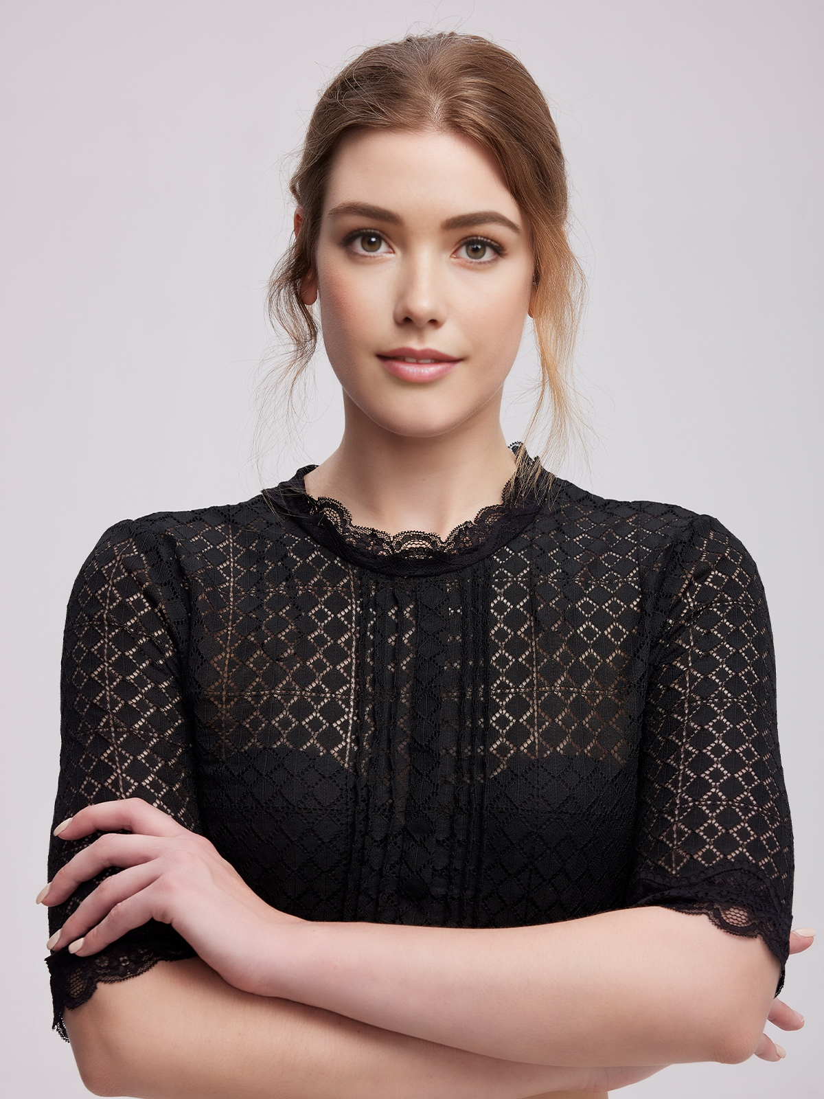 Dirndl schwarz hochgeschlossen mit Spitzenbluse
