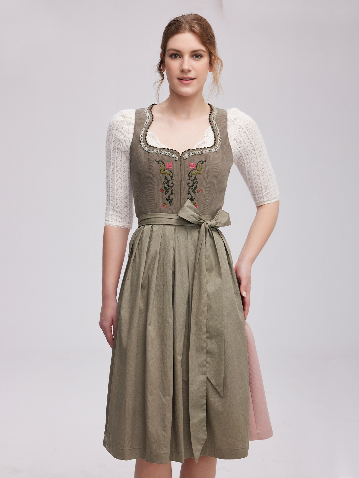 Modernes Dirndl in Grün – perfekt für den urbanen Look