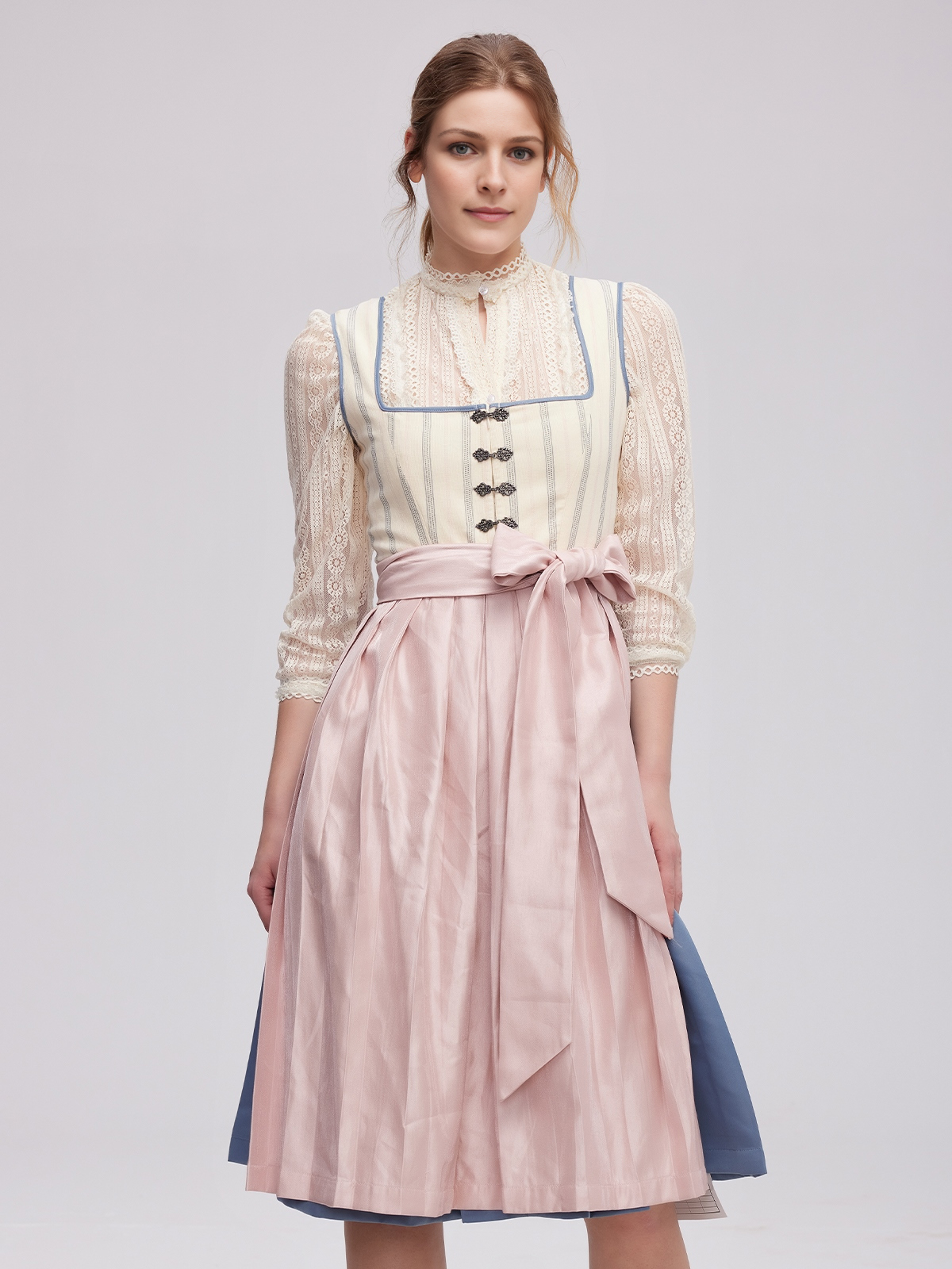 Schwarzes Dirndl mit eleganter Bluse