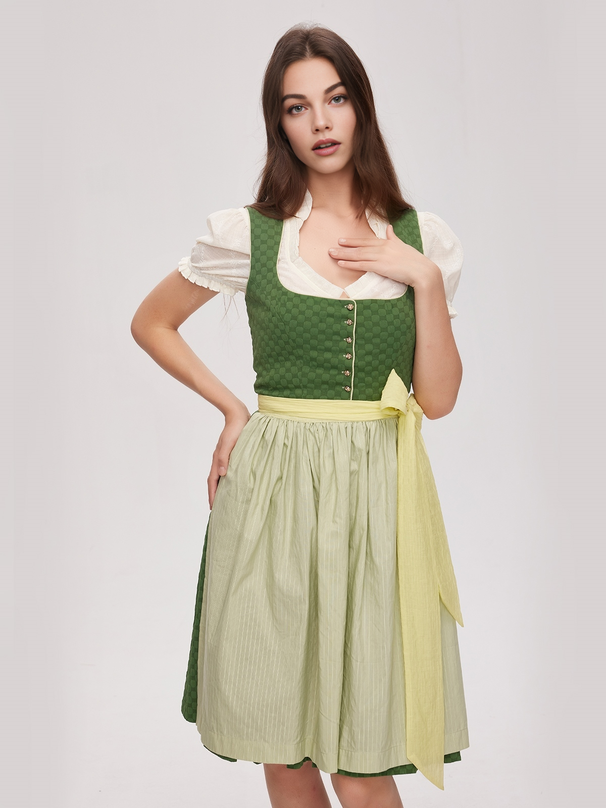 Dirndl in Grün – perfekt für sommerliche Anlässe