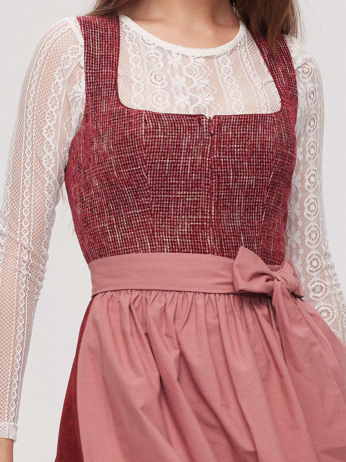 Dirndl rot hochgeschlossen – zeitlose Eleganz