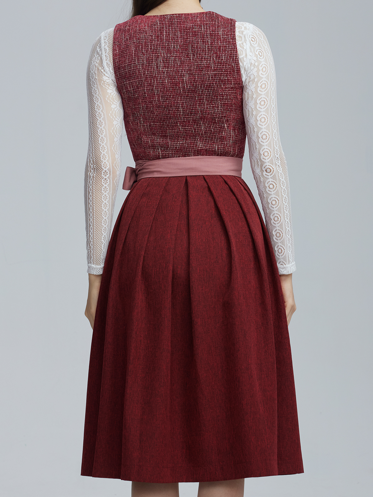 Dirndl mit Langarmbluse in Rot