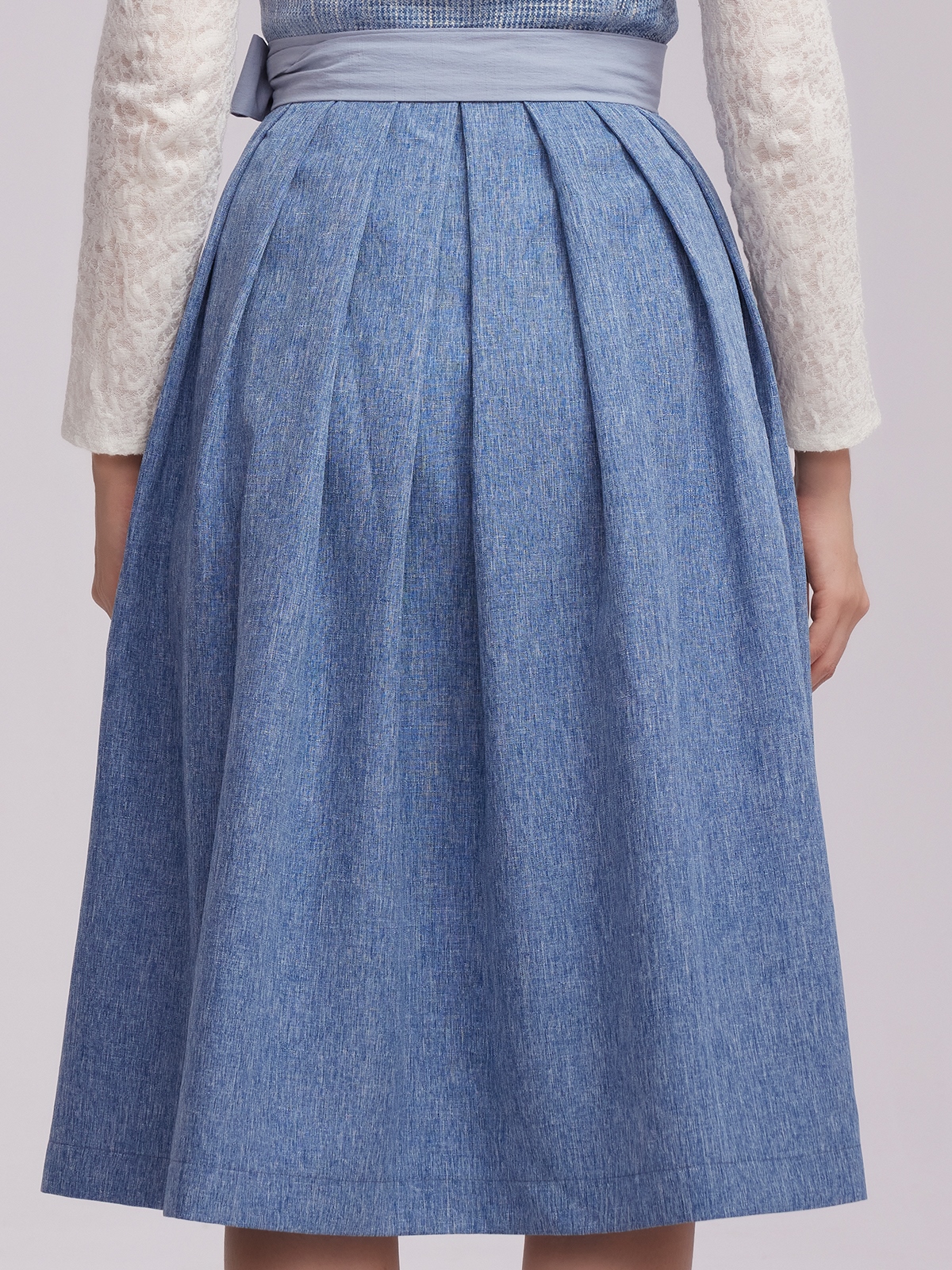 Dirndl in Schwarz-Rot mit Spitze