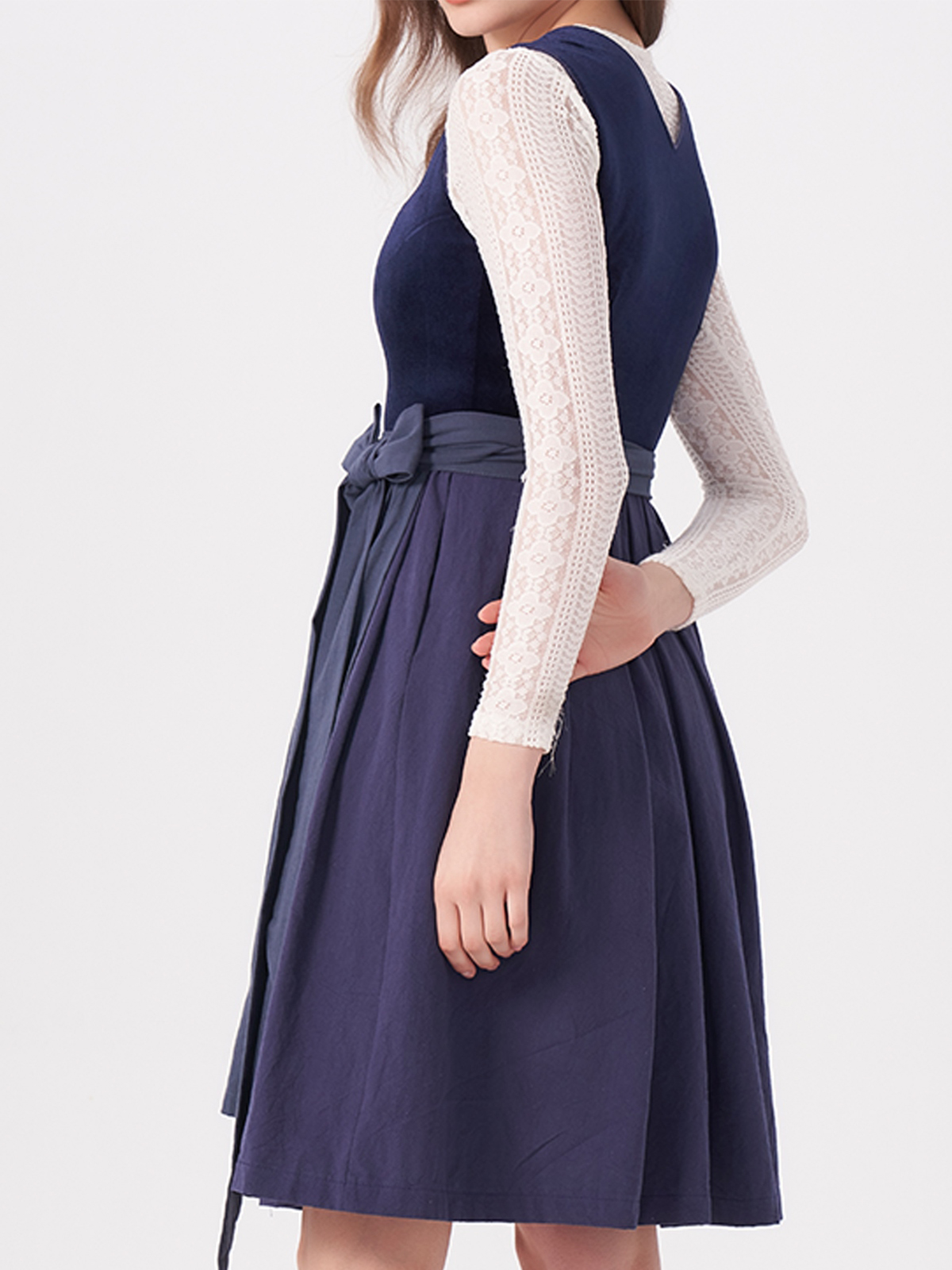 Dirndl in samtigem Blau