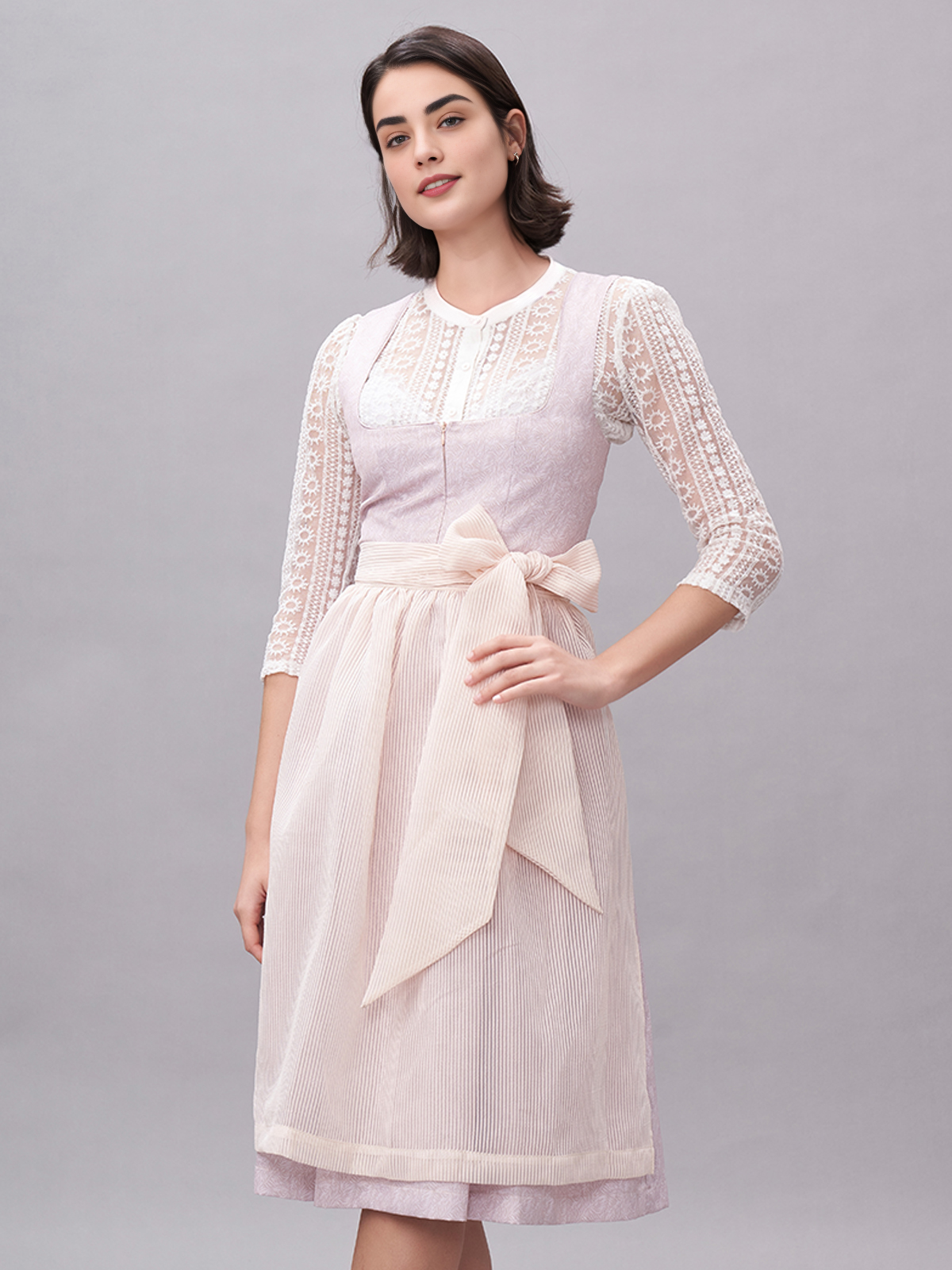 Modernes Dirndl in Rosa mit raffiniertem Ausschnitt