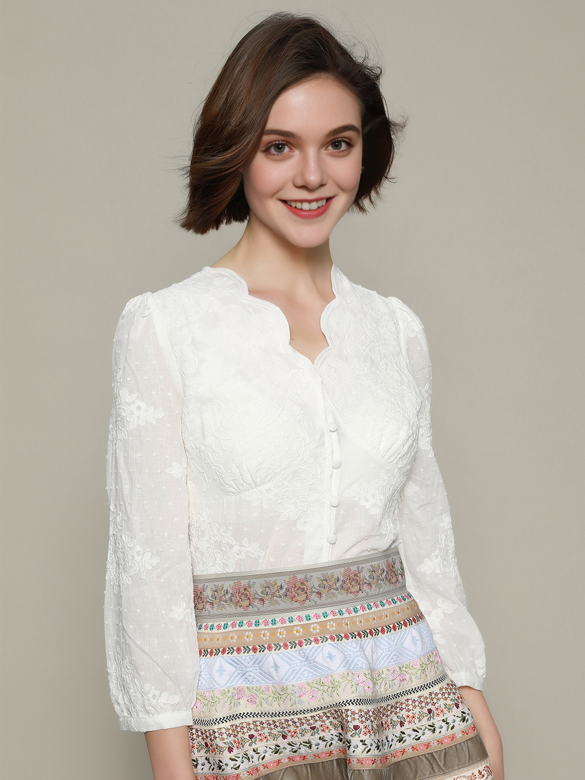 Elegantes rot-schwarzes Dirndl mit weißer Bluse