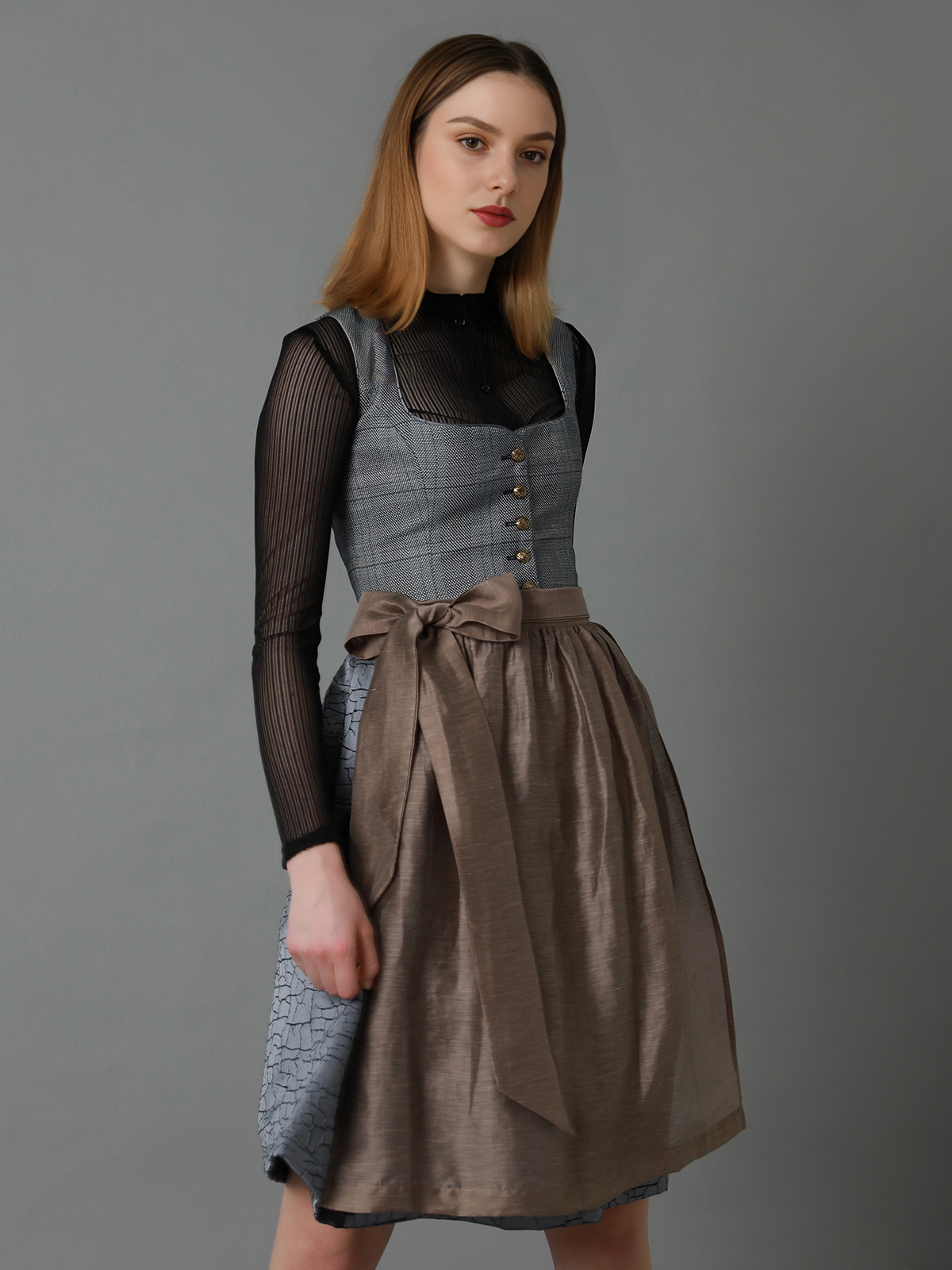 Dirndl mit grauem V-Ausschnitt