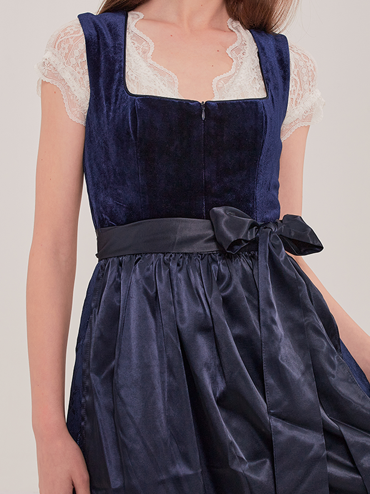 Schwarz Dirndlbluse in Kombination mit blauem Dirndl