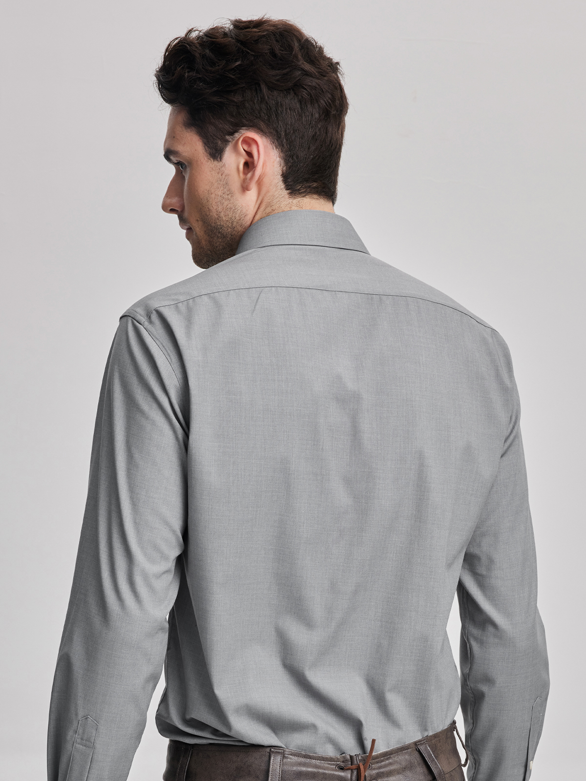 Dirndl mit hochgeschlossener Bluse in Grau