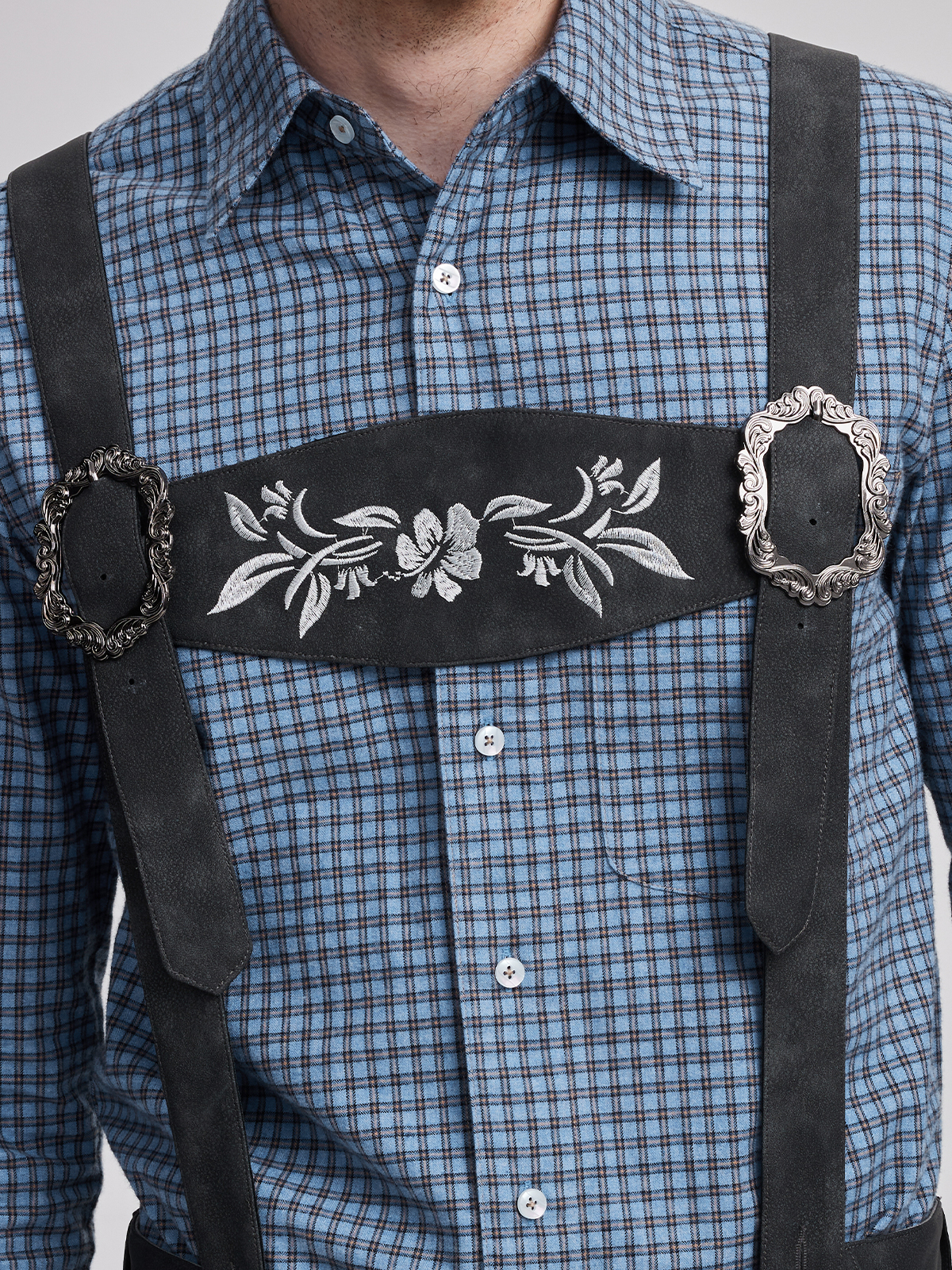 Traditionelles Dirndl mit langärmliger Bluse