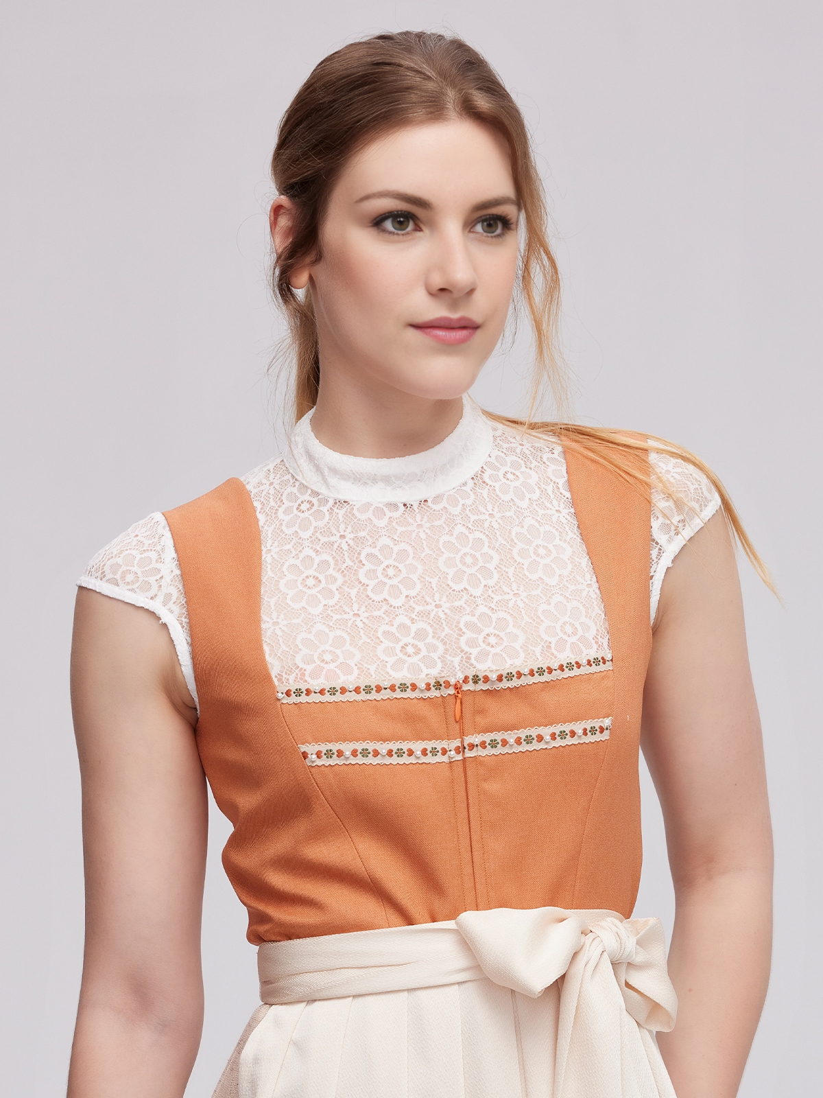 Dirndl in Orange – ein Blickfang für jeden Anlass
