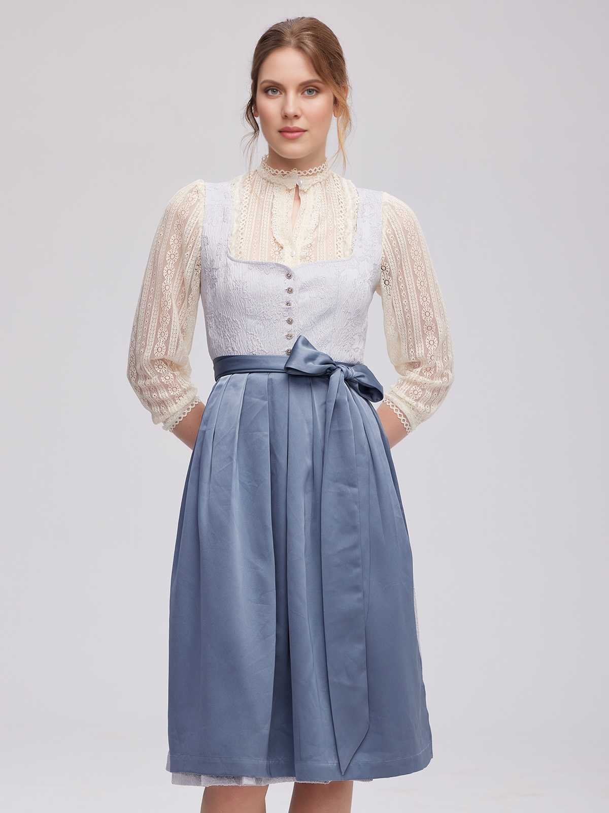 Dirndl mit tiefem Ausschnitt in Blau