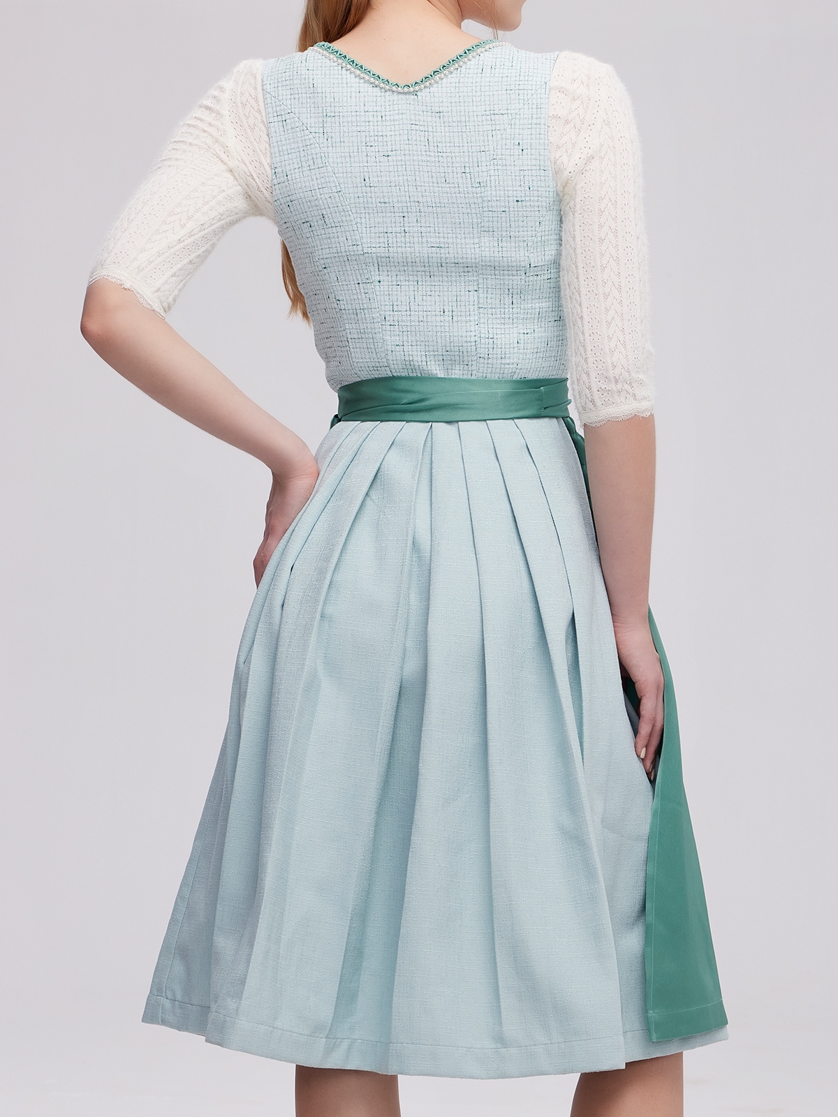 Modernes grünes Dirndl mit floralen Details