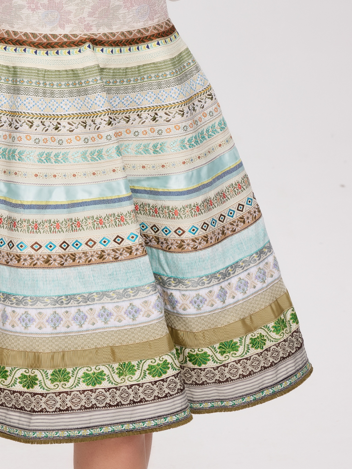 Dirndl rot lang mit floralen Details