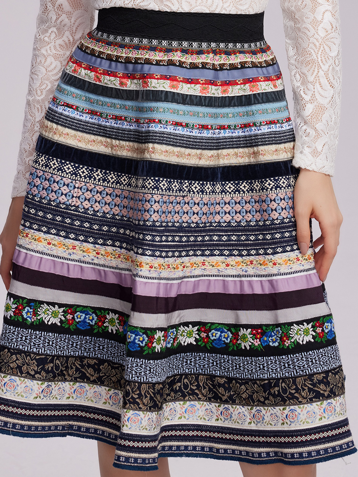 Hochgeschlossene Dirndlbluse mit Spitze