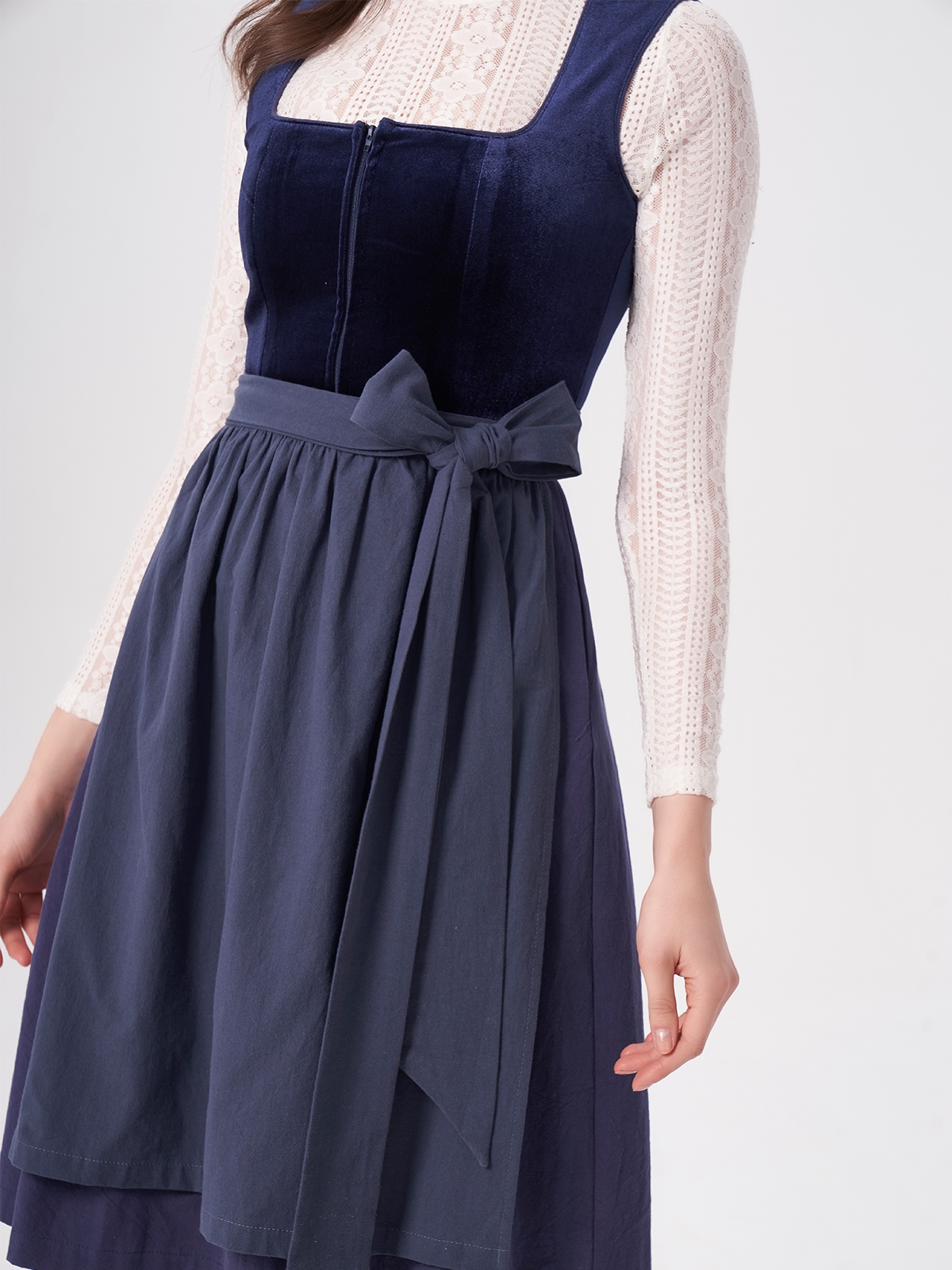 Modernes Dirndl in Blau