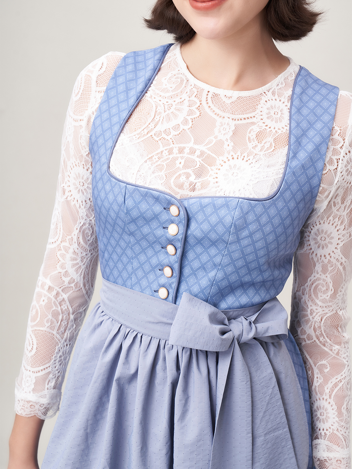 Ein elegantes blaues Dirndl mit passender Bluse