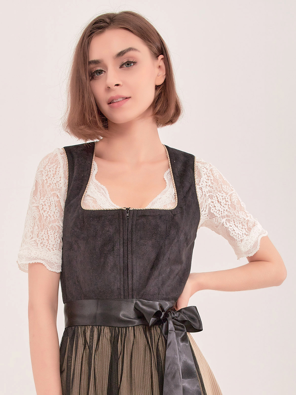 Modernes Dirndl in Schwarz – perfekt für den urbanen Style