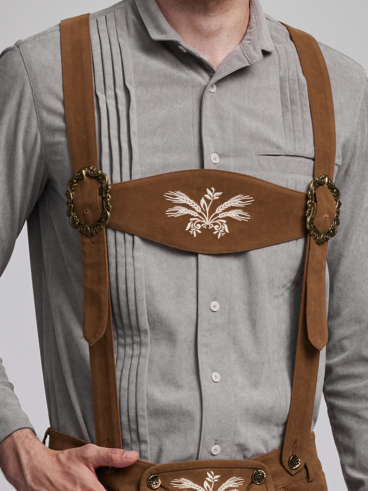 Ein traumhaftes Ja Mei Dirndl in Braun mit kunstvollen Details