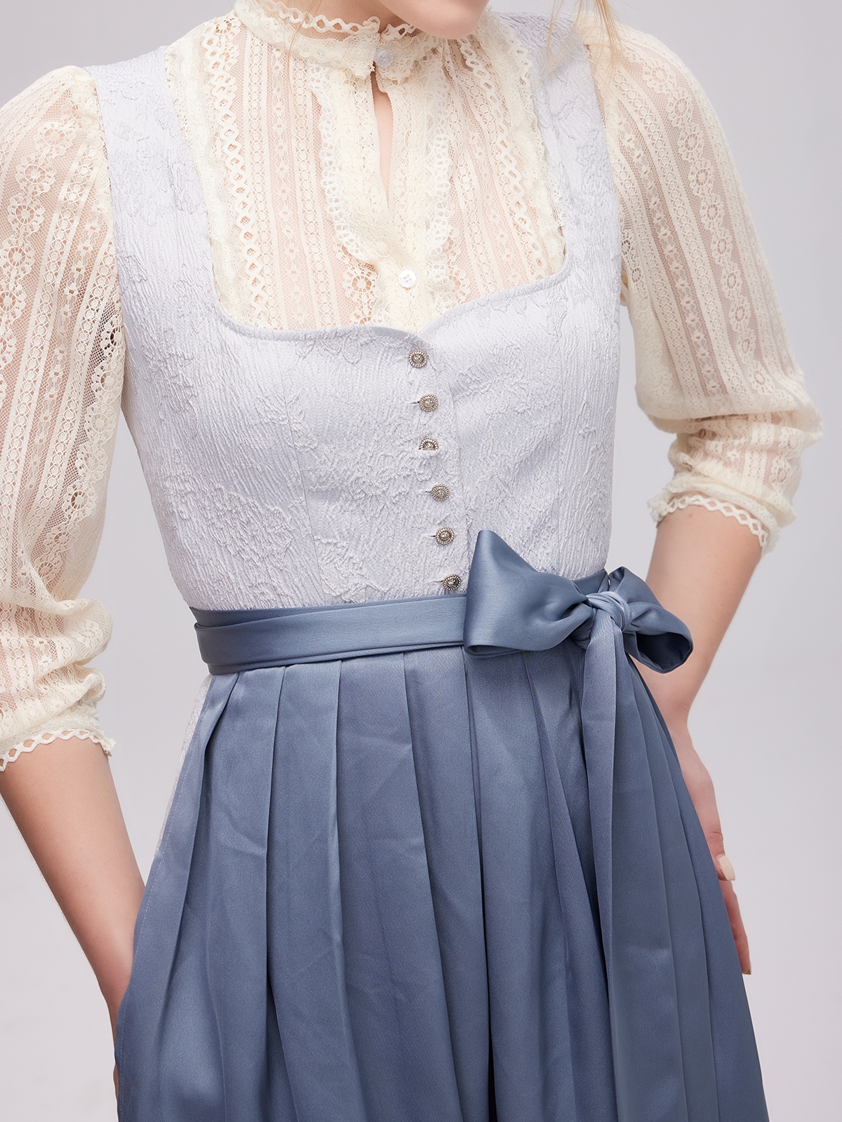 Dirndl in Hellgelb mit blauer Schürze