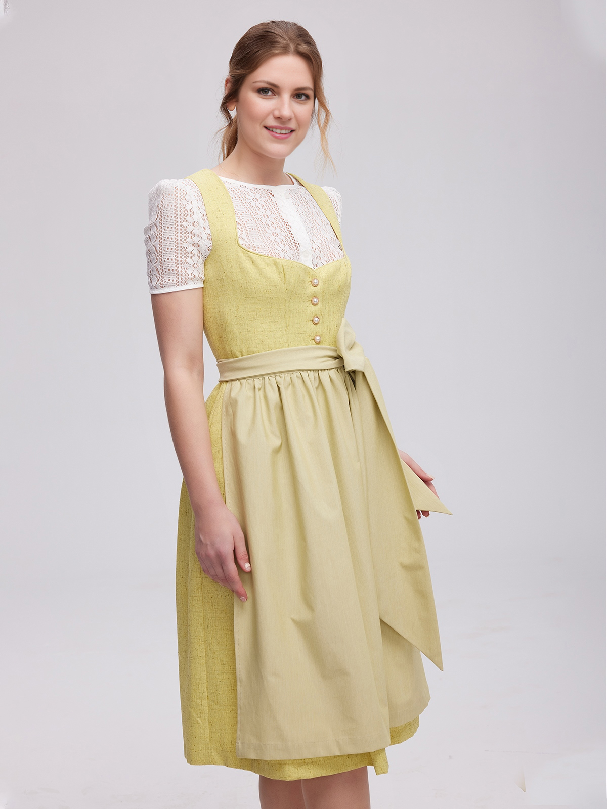 Dirndl mit elegantem Ausschnitt