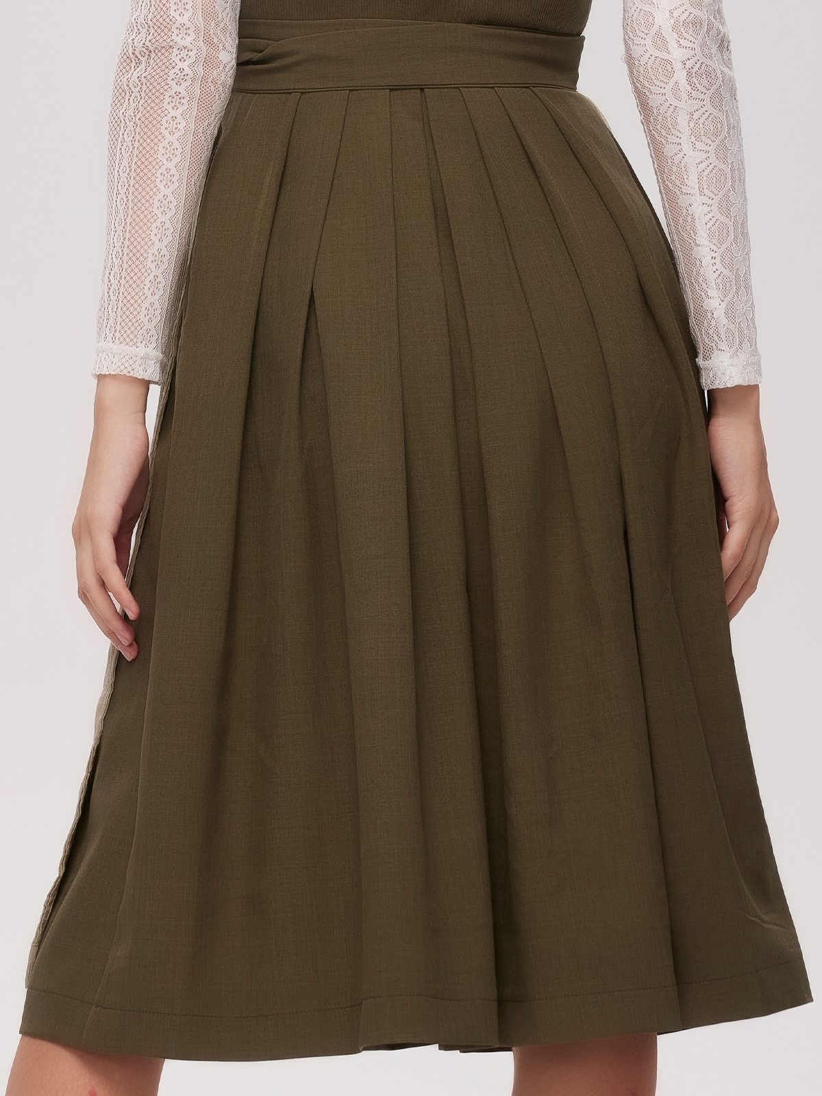 Elegantes grünes Samt-Dirndl mit floralen Details