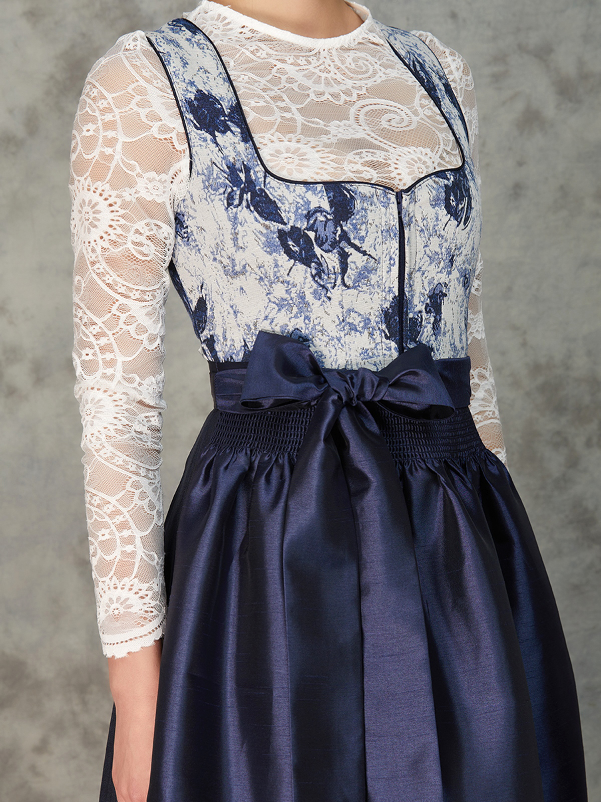 Dunkelblaue Dirndlbluse