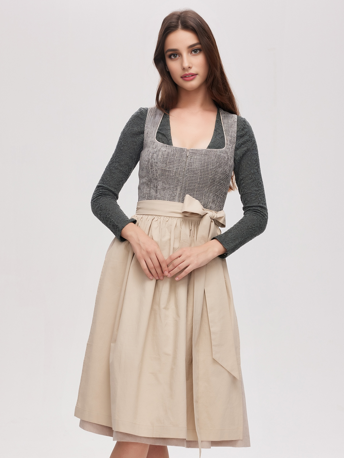 Dirndl in Grün mit traditionellem Schnitt